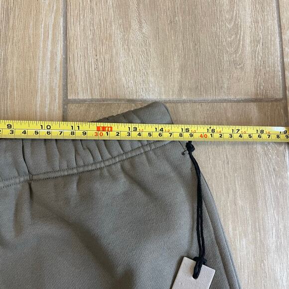 Essentials Fear of God Sweat Shorts Cement XS FOG Essential Running/Fleece Sweat - Picture 10 of 11